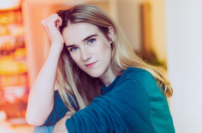 Die deutsch-amerikanische Comedian Katjana Gerz beleuchtet für „Tracks East“ in ihrer typischen unterhaltsamen Art den Siegeszug der Trump-Ideologie. – Bild: Vero Bielinski