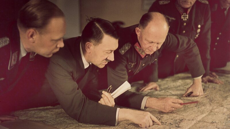 Hitler mit Alfred Jodl, Chef des Oberkommandos der Wehrmacht, bei einer Lagebesprechung in der „Wolfsschanze“. – Bild: ZDF
