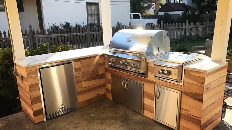 Für das Obergeschoss der Villa im Neu-Tudorstil plant Nicole ein großes Elternschlafzimmer mit Bad und schönem Balkon. Doch das absolute Highlight des Hauses ist der große, sonnige Garten. Nicole erweitert die Veranda mit einer schicken Außenküche mit Grill, Barhockern und Arbeitsplatte. Der Außenbereich wird zu Nicoles absolutem Lieblingsprojekt, in das sie viele neue Ideen steckt. – Bild: HGTV