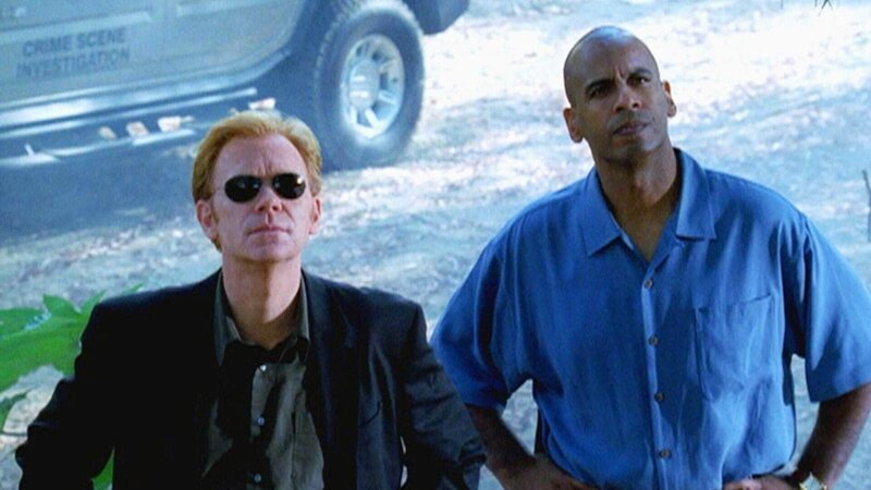 Horatio (David Caruso, li.) und Detective Bernstein (Michael Whaley) sehen sich die aufgehängte Leiche genauer an. Der Körper ist mit Verletzungen übersät. – Bild: TVNOW /​ CBS