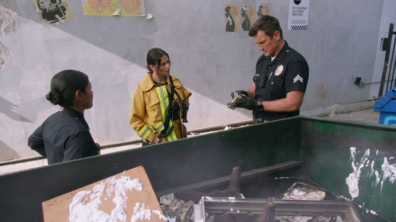 Officer John Nolan (Nathan Fillion, r.) und seine Partnerin, die Feuerwehrfrau Bailey Nune (Jenna Dewan, m.), stehen zusammen mit Officer Celina Juarez (Lisseth Chavez, l.) vor einem großen Rätsel: Warum verbrennt jemand einen Haufen Geld? – Bild: ZDF und Raymond Liu