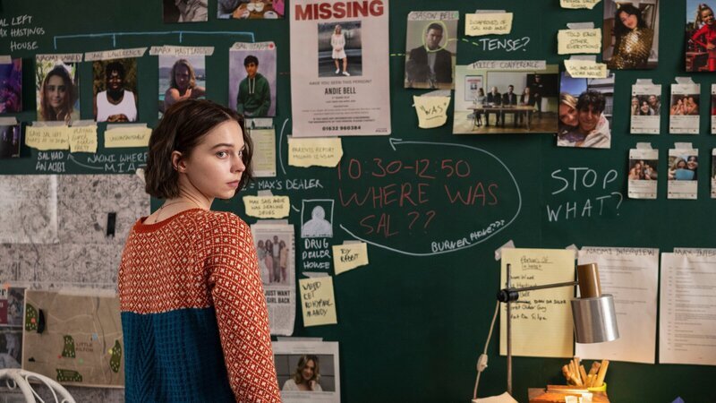 Der Fall nimmt immer komplexere Ausmaße an. Doch Pip (Emma Myers) behält trotzdem den Überblick. – Bild: ZDF und Sally Mais