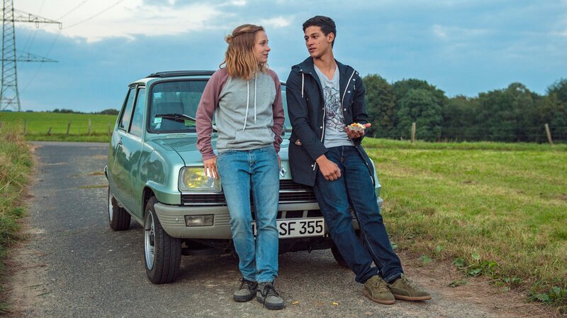 ARD Degeto MEIN WILDES HERZ – ALLES AUF SIEG, am Samstag (30.05.20) um 20:15 Uhr im ERSTEN. Jana (Lena Klenke) und ihr Freund Samy (Emilio Sakraya) haben Träume. © ARD Degeto/​Neue Schönhauser Filmproduktion, honorarfrei – Verwendung gemäß der AGB im engen inhaltlichen, redaktionellen Zusammenhang mit genannter Degeto-Sendung und bei Nennung „Bild: ARD Degeto/​Neue Schönhauser Filmproduktion“ (S2+). ARD Degeto/​Programmplanung und Presse, Tel: 069/​1509⁠–⁠335, degeto-presse@degeto.de – Bild: ARD Degeto/​Neue Schönhauser Filmproduktion