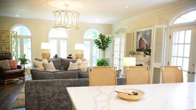 Tamara Day bekommt die Gelegenheit, ein gigantisches französisches Landhaus in Kansas City zu renovieren, auf das sie seit Jahren bereits ein Auge geworfen hat. Die Villa misst 480m² mit fünf Zimmern und versprüht einen unwiderstehlichen Charme. In der ersten Phase plant Tamara die Renovierung des Erdgeschosses mit neuer Küche und einem schönen Wohnbereich. – Bild: HGTV