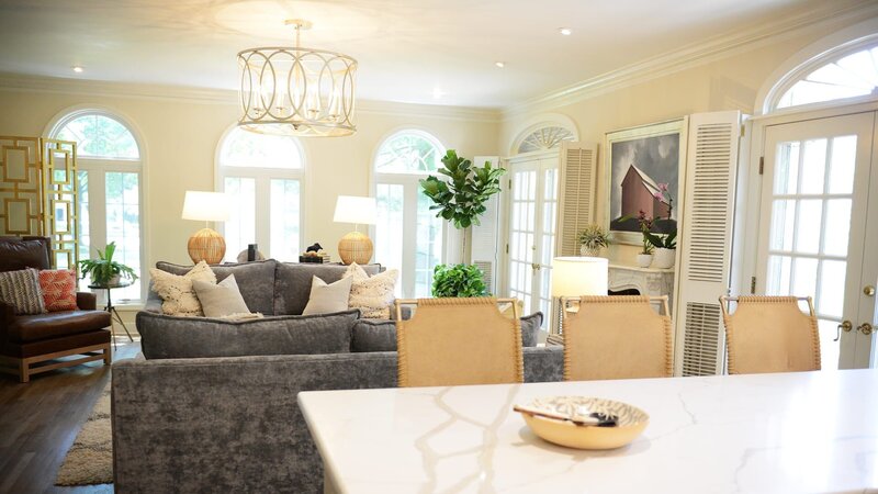 Tamara Day bekommt die Gelegenheit, ein gigantisches französisches Landhaus in Kansas City zu renovieren, auf das sie seit Jahren bereits ein Auge geworfen hat. Die Villa misst 480m² mit fünf Zimmern und versprüht einen unwiderstehlichen Charme. In der ersten Phase plant Tamara die Renovierung des Erdgeschosses mit neuer Küche und einem schönen Wohnbereich. – Bild: HGTV