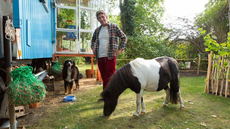Herkules ist zu Gast! Fritz Fuchs (Guido Hammesfahr) und Keks haben vorübergehend Pony Herkules bei sich aufgenommen. – Bild: ZDF