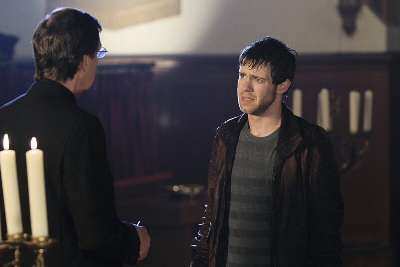 Das BAU-Team wird nach Portland, Oregon gerufen, um eine Mordserie aufzuklären. Bei den Ermittlungen treffen sie auf Ben Foster (Bug Hall, r.) und einen Priester (Ivar Brogger, l.). – Bild: PLURIMEDIA (ABC Studios)