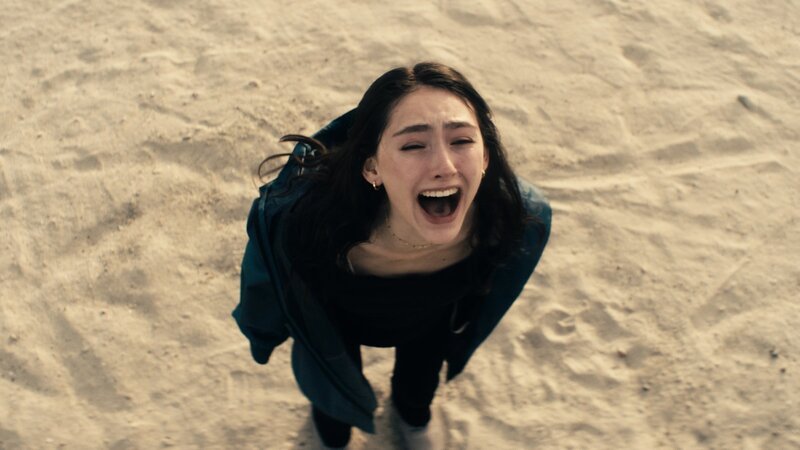 Evelin (Emily Kusche) will um jeden Preis von der Insel weg. – Bild: Syrreal Entertainment, Christian Alvart