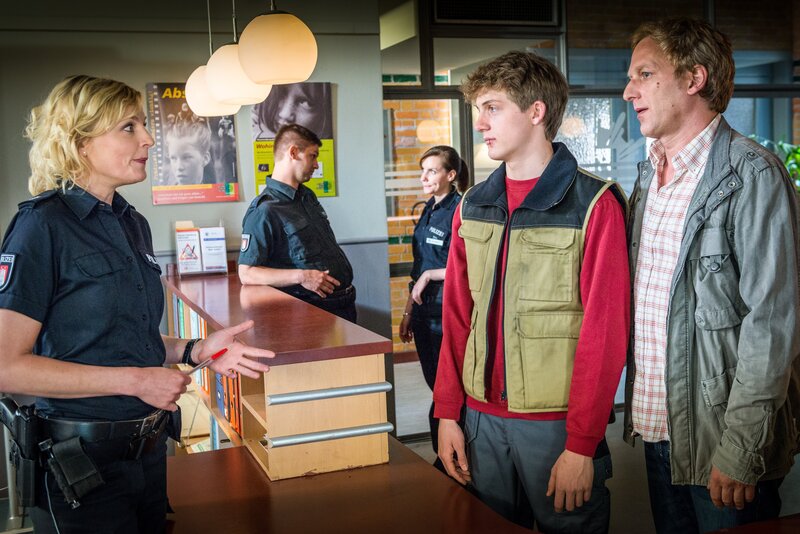 Guido Pfarr (Kai Lentrodt, r.) taucht mit Jeremy (Oskar Bökelmann, M.) auf dem Revier bei Melanie (Sanna Englund, l.) auf. Offensichtlich möchte Jeremy ein Geständnis ablegen. – Bild: ZDF/​Boris Laewen