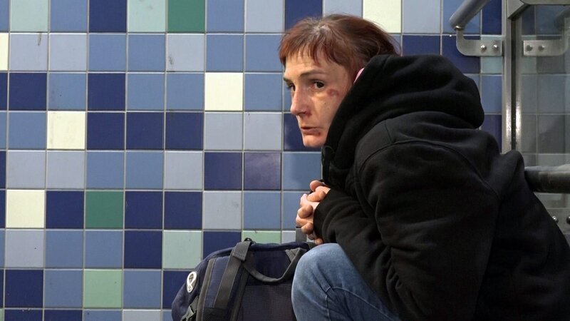 Carola (36) hat sich von ihrem Freund Stefan getrennt und hat jetzt keine Bleibe mehr. – Bild: RTLZWEI