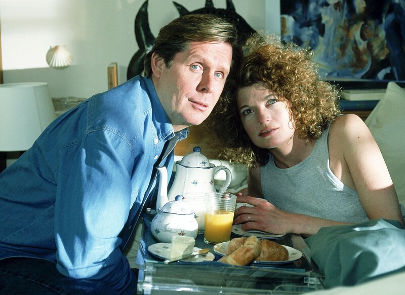 Stefan (Sigmar Solbach) und Vanessa (Denise Virieux) können sich nur heimlich treffen … – Bild: Mediengruppe RTL