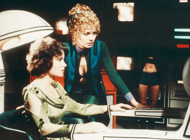 Liz (Lisa Harrow, links) muß sich einem schwierigen Test unterziehen. Ossrawa (Christaian Krüger) begleitet sie. – Bild: HR