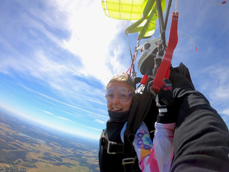 Cynthia bei ihrem Fallschirmsprung – Bild: rbb/​frank und frei/​Frank Kleemann