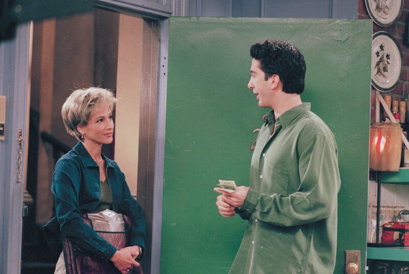 Caitlin (Kristin Dattilo, l.); Ross Geller (David Schwimmer, r.) – Bild: TVN/​WB