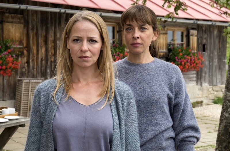 Gegensätzliche Schwestern: Anwältin Lisa (Theresa Scholze) und Bergbäuerin Marie (Catherine Bode). – Bild: PLURIMEDIA (ARD /​ Degeto /​ Erika Hauri)
