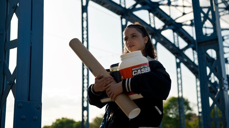 Sienna (Kiana Madeira) +++ Die Verwendung des sendungsbezogenen Materials ist nur mit dem Hinweis und Verlinkung auf RTL+ gestattet. +++ – Bild: RTL /​ 2023 Constantin Film Verleih