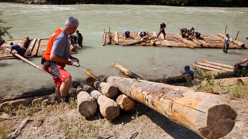 Früher notwendig, heute eine schöne Tradition. Die Herstellung von Flößen. – Bild: ORF 2