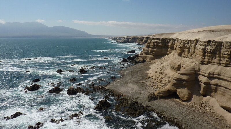 Die Klippen in La Portada, Chile, zeigen die Folgen von Erdbeben und Anhebungen der Küste an hochgeschobenen marinen Gesteinen. – Bild: Nick Eyles