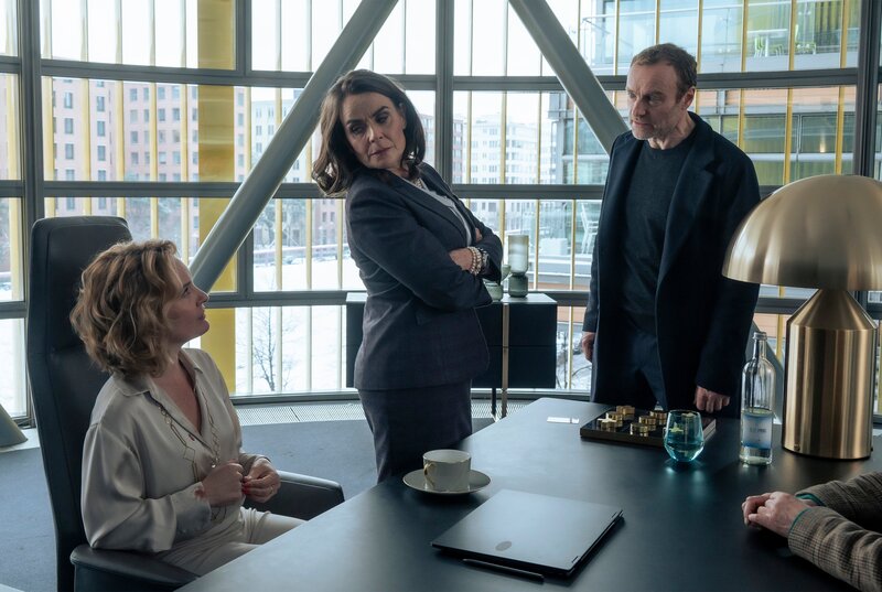 Robert Karow (Mark Waschke, re.) ist fassungslos darüber, dass Ulrike Menzel (Tara Linke, li.), die Chefin des Lebensmittelverbandes, durch ihre Anwältin Manuela Reichert (Julia Kratz, mi.) ihre Ermittlungen unterbinden will. – Bild: rbb/​Gordon Muehle