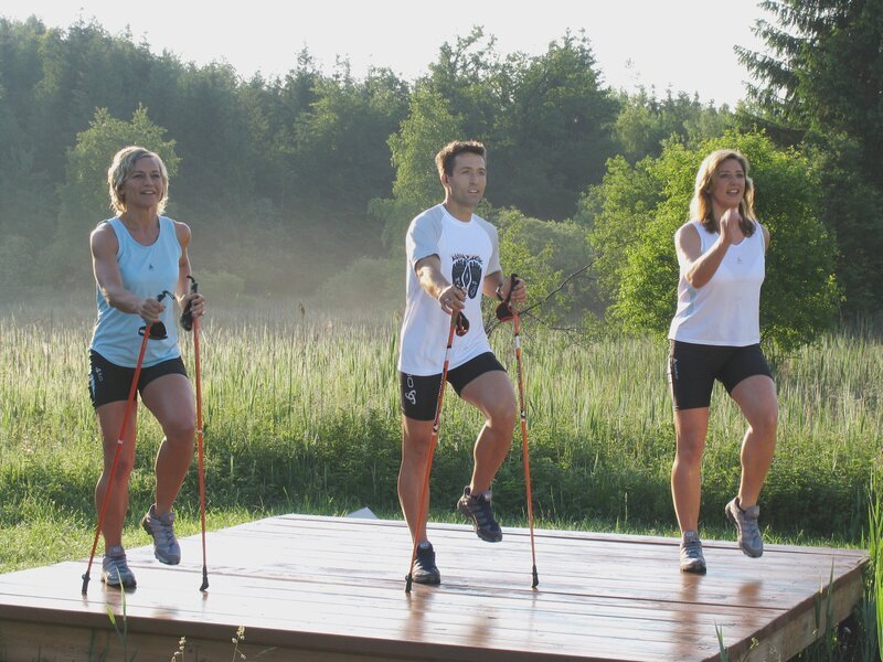 Dynamische Übungen unter freiem Himmel am Tele-Gym-Set in der Nähe des Starnberger Sees. – Bild: Georg Blume /​ BR /​ PSE Film + Video GmbH