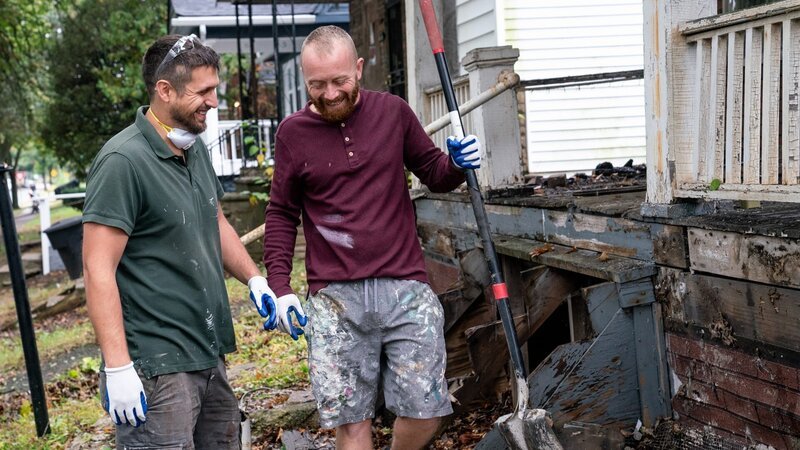 Hosts Keith Bynum and Evan Thomas demo the exterior of the Frida and Diego/​16561 Monica house, as seen on Bargain Block, Season 4. – Bild: Warner Bros. Discovery