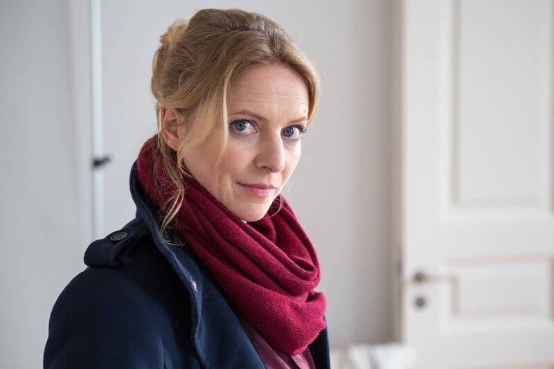 Hauptkommissarin Anna Maiwald (Diana Staehly) behält den Überblick. – Bild: ZDF/​Michael Böhme