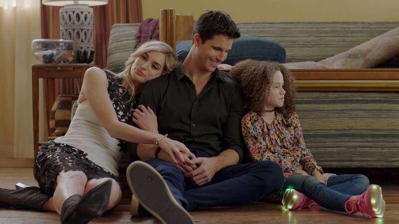 L-R: Allegra Edwards als Ingrid Kannerman, Robbie Amell als Nathan Brown, Chloe Coleman als Nevaeh – Bild: Amazon Studios