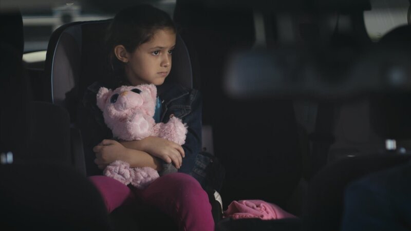 Poppy holds a cuddly toy in a backseat of a car. – Bild: Investigation Discovery /​ Discovery Communications
