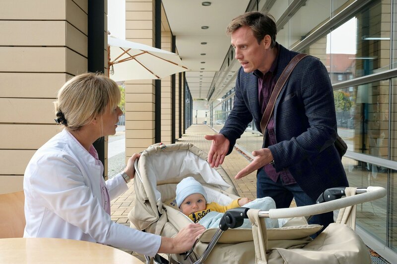 Als Jenne Derbeck (Patrick Kalupa) seinen Sohn Tim von Lea Peters (Anja Nejarri) abholen möchte, hat der Kleine erhöhte Temperatur. Jenne braucht nicht lange, um die Situation zu durchschauen. Er vermutet, dass Lea Tim doch hat impfen lassen, obwohl Jenne dagegen war. – Bild: BR/​MDR/​Saxonia Media Filmproduktions GmbH/​Sebastian Kiss