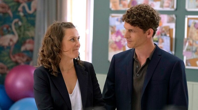 Hanna (Kathrin von Steinburg) und Alex (Martin Bretschneider) freuen sich auf ihr Baby. – Bild: ARD Degeto/​Jacqueline Krause-Bur
