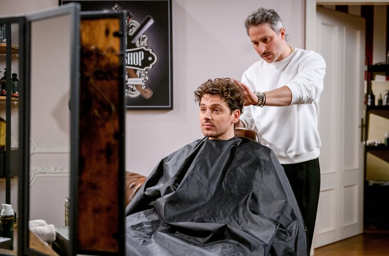 Miro (Pablo Sprungala, r.) wird durch Kilians (Anthony Paul, l.) lockere Äußerung zum Nachdenken gebracht. – Bild: ARD/​WDR/​Christof Arnold