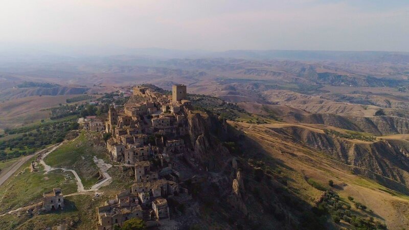 Auch so kann eine Geisterstadt aussehen: Craco im Süden Italiens, gegründet im Mittelalter, wurde evakuiert, nachdem mehrere Erdrutsche die Stadt verwüstet hatten. – Bild: Like A Shot /​ TCB Media Rights /​ WeltN24 GmbH