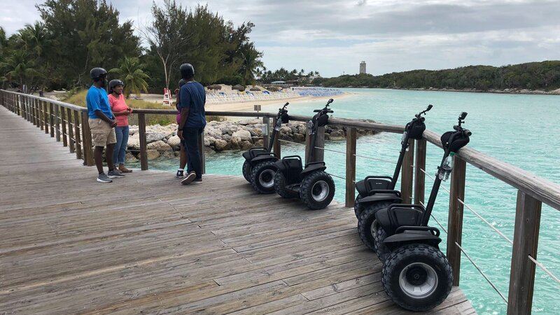 Exterior, Clients Christina and Dahl on segway ride in Nassau, Bahamas. As seen on HGTV’s Caribbean Life. – Bild: HGTV /​ Discover Images;HCBLF1813_Segway /​ Discovery Communications