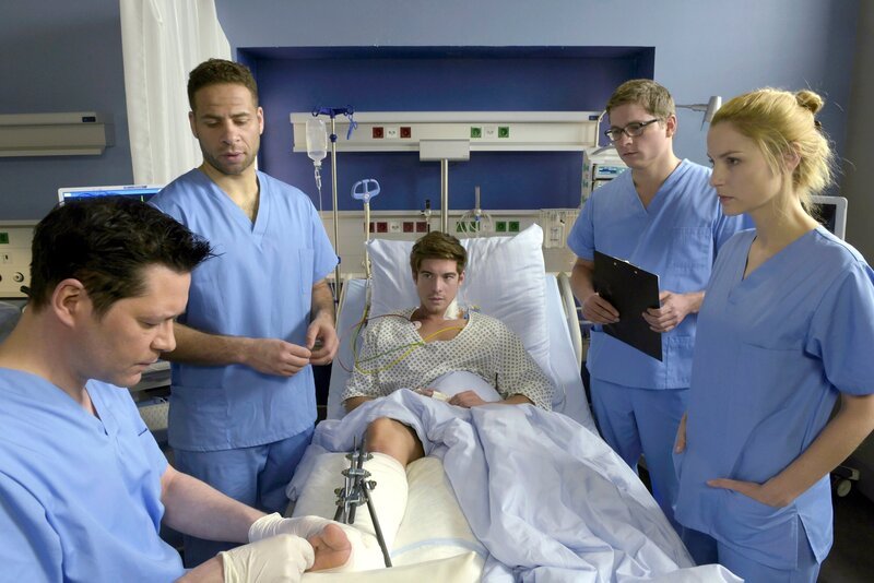 Dr. Brentano bespricht mit Dr. Moreau und den Assistenzärzten die nächsten Schritte zur Behandlung von Bens Unterschenkel. V.l.n.r. Dr. Philipp Brentano (Thomas Koch), Dr. Matteo Moreau (Mike Adler), Ben Ahlbeck (Philipp Danne), Elias Baehr (Stefan Ruppe), Julia Berger (Mirka Pigulla) – Bild: NDR/​ARD/​Jens Ulrich Koch