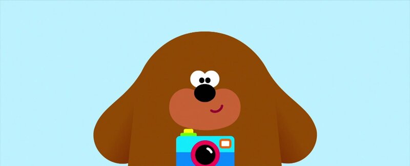 Duggee und die Quirlies machen ein Familienfoto. – Bild: WDR/​BBC Studios/​Studio AKA