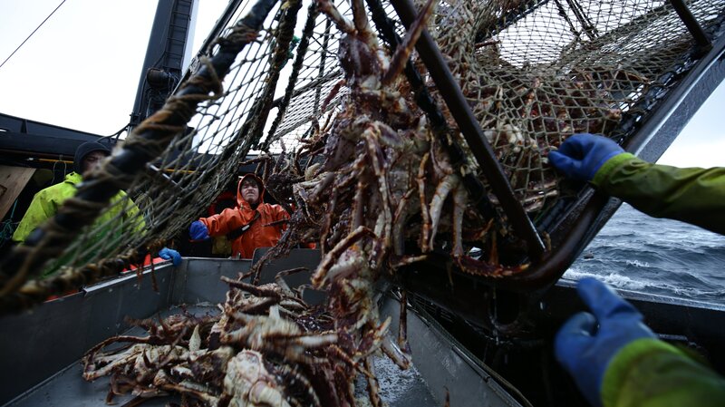 Working on deck of the Time Bandit. – Bild: Discovery Communications