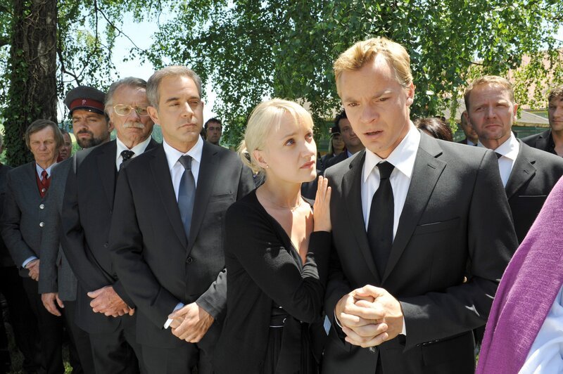 (v.li.): Juergen Maurer (Josef Wagner), Franz Buchrieser (Peter von Gradenberg), Florian Fitz (Dr. Frank Riemer), Eva Herzig (Katharina Lenz), Christoph von Friedl (Karl Lenz). – Bild: ORF III