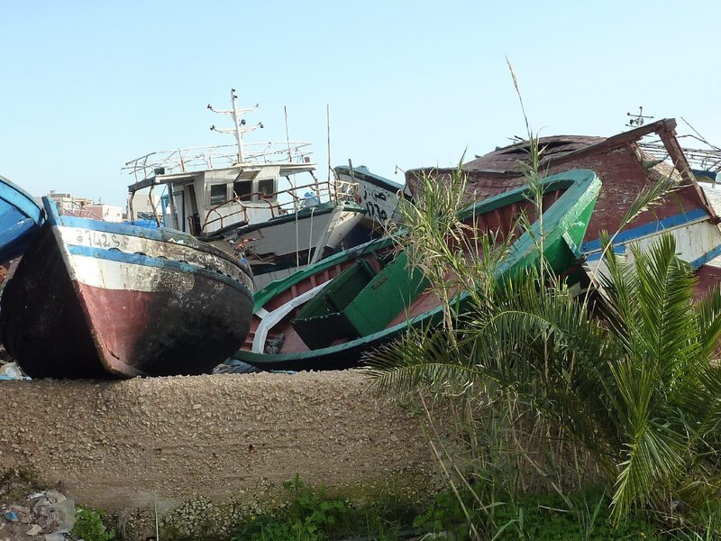 Überreste der Flüchtlingsboote auf dem ‚Schiffsfriedhof‘ von Lampedusa. – Bild: ZDF und Jürgen Erbacher