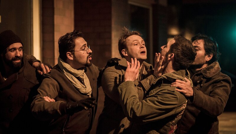 Lars (Matthias Zeising, Mitte) feiert seinen ‚türkischen‘ Junggesellenabschied – und erlebt so manche Überraschung. – Bild: NDR/​Georges Pauly