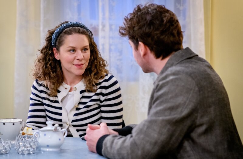 Fanny (Johanna Graen, l.) erschrickt vor Kilian (Anthony Paul, r.) vor sich selbst, als ihr Mund schneller ist als ihr Kopf. – Bild: ARD/​WDR/​Christof Arnold