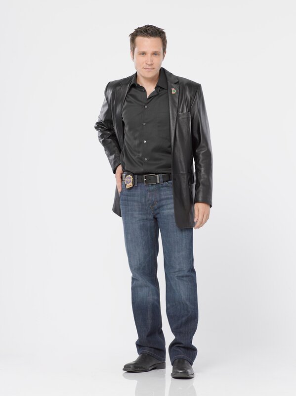 (2. Staffel) – Immer wieder kann Kevin Ryan (Seamus Dever) mit seltsamen Fakten und Einsichten zur Lösung eines Falles beisteuern. – Bild: Kabel Eins