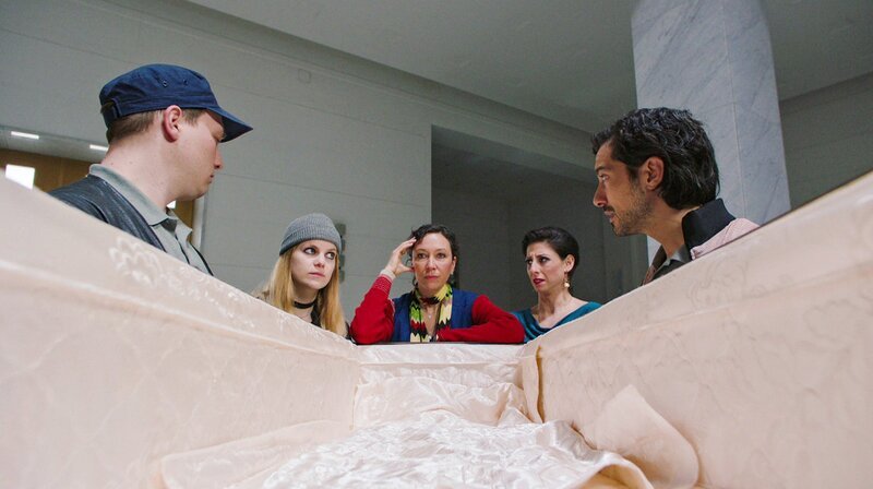 Szene mit Manuel Sefciuc (Valentin), Lilian Jane Gartner (Zoe), Ursula Strauss (Michelle Sendracek), Zeynep Buyrac (Mira), Stefano Bernardin (Fernando) beim Arbeitseinsatz in der Bestattung. – Bild: WDR/​ORF