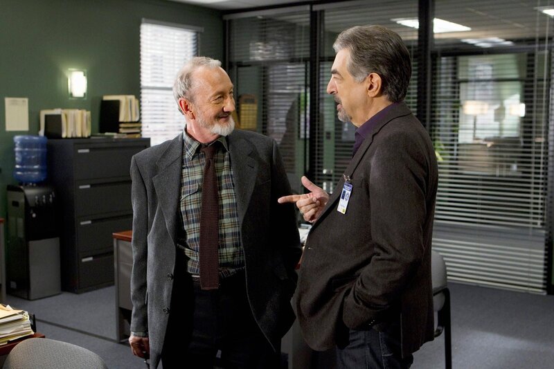 Gemeinsam untersuchen Rossi (Joe Mantegna, r.), Detective Gassner (Robert Englund, l.) und das restliche Team eine Serie ritueller Morde in Oregon … – Bild: 13th Street