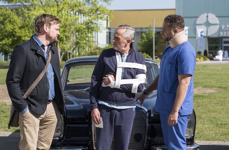 Ein ungewohntes Bild: Marc (Christian Beermann, l.) und Matteo (Mike Adler, r.) versuchen ihren Patienten Michael Schreiber (Tim Wilde, M.), gemeinsam von einer alternativen Heilmethode zu überzeugen. – Bild: ARD/​BR/​Jens Ulrich Koch