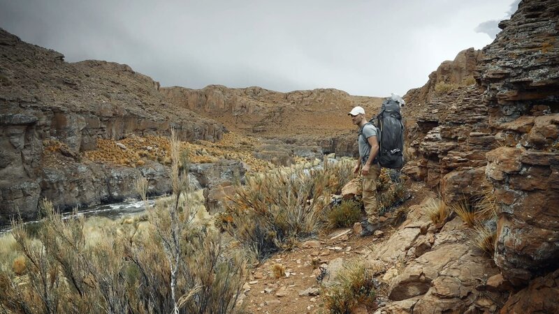 Ed Stafford with a pack. – Bild: Warner Bros. Discovery