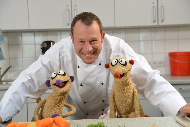 Die Erdmännchen Jan und Henry machen sich auf die Suche nach einem Monster im Kühlschrank – doch ob sie auch eines finden werden? – Bild: rbb/​bigSmile Ent./​NDR/​MDR