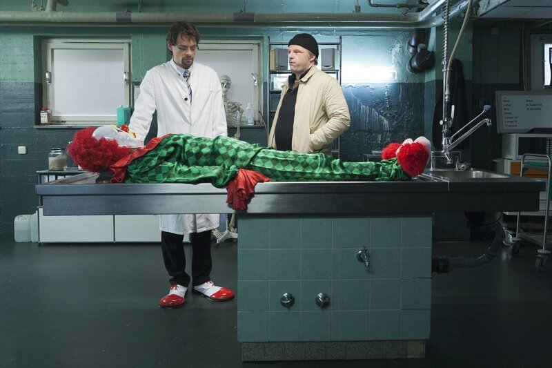 Boerne (Max Giermann, l.) und Thiel (Martin Klempnow, r.) – Bild: ProSieben / Kai Schulz Boerne (Max Giermann, l.) und Thiel (Martin Klempnow, r.) – Bild: ProSieben / Kai Schulz