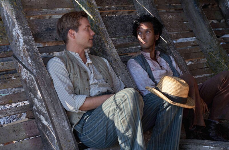 Lucian Ainsworth (Oliver Dench, l.) und Anish Sengupta (Assad Zaman, r.). – Bild: WDR/​Beta Film GmbH
