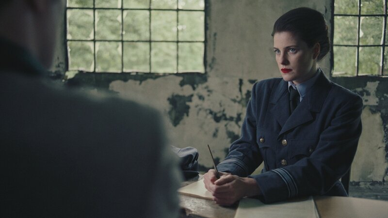 Vera Atkins (Sian Altman) verhört Max Wassmer (Kieran Wesley) – Bild: A+E NETWORKS