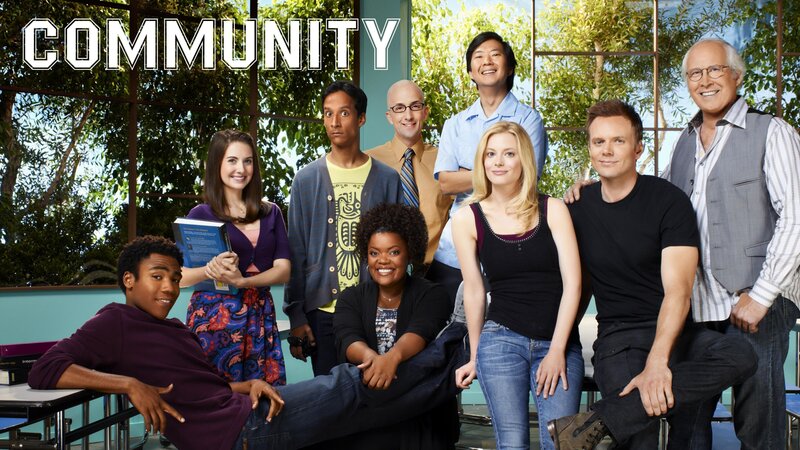 (4. Staffel) – Community – Eine ganz spezielle Lerngruppe: (v.l.n.r.) Troy Barnes (Donald Glover), Annie Edison (Alison Brie), Abed Nadir (Danny Pudi), Shirley Bennett (Yvette Nicole Brown), Dean Pelton (Jim Rash), Senor Chang (Ken Jeong), Britta Perry (Gillian Jacobs), Jeff Winger (Joel McHale) und Pierce Hawthorne (Chevy Chase) … – Bild: 2013 Sony Pictures Television Inc. and Open 4 Business Productions LLC. All Rights Reserved. Lizenzbild frei